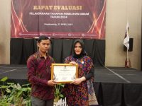 SMKN 1 Singkawang memperoleh Piagam Penghargaan KPU