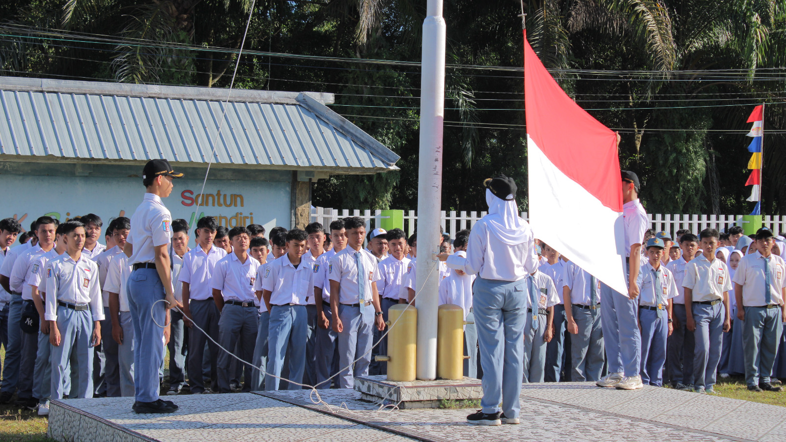 Upacara Hardiknas 2025 di SMKN 1 Singkawang